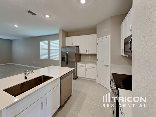 Photo - 733 Honeyrock St