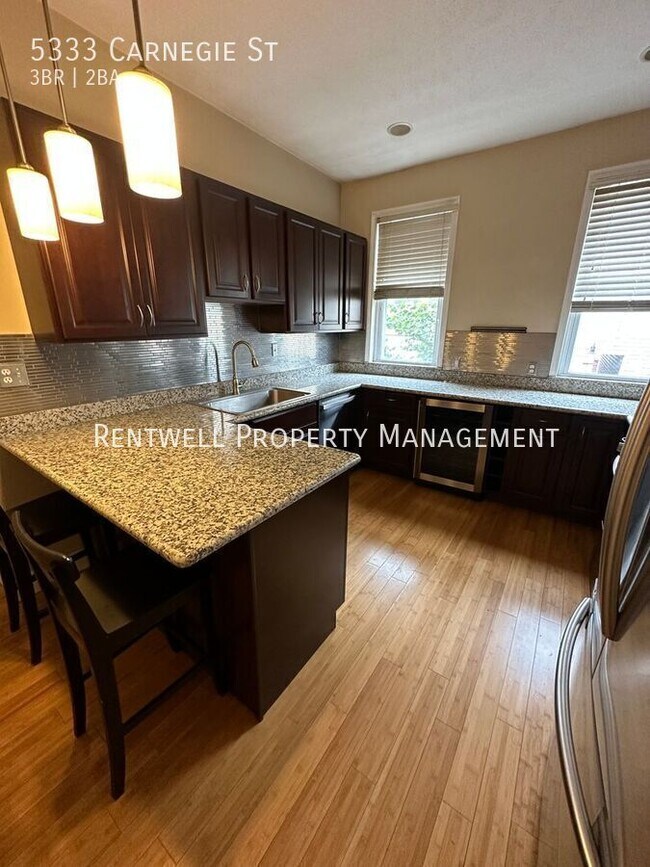 Photo - 5333 Carnegie St