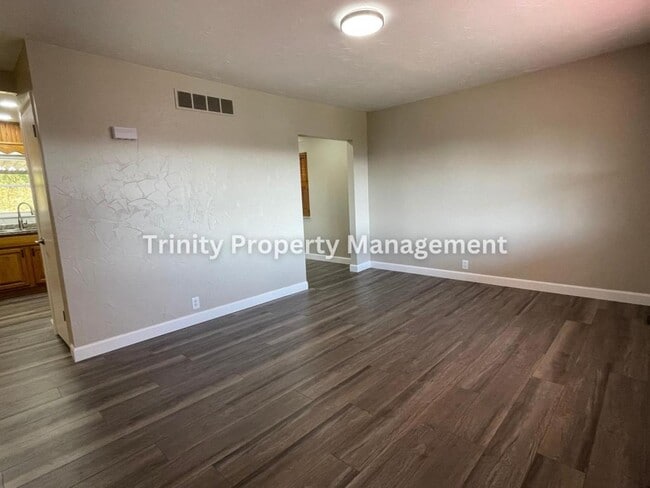 Photo - 305 Michael St