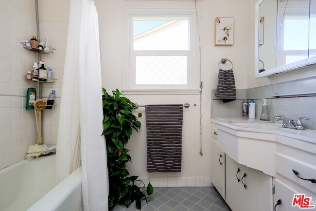 Photo - 5615 Wenlock St