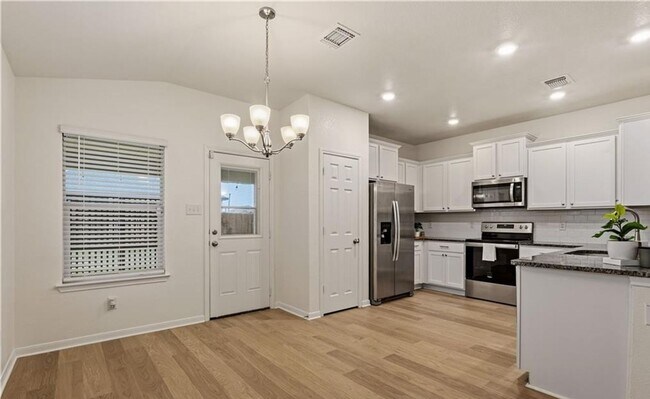 Photo - 3-bedroom home located in Cedarbrook Estates!