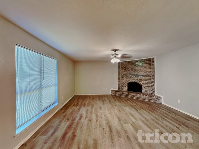 Photo - 1555 Willowbrook St