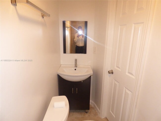 Photo - 19121 NE Miami Ct Unidad #1