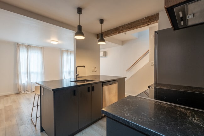 Photo - 41 Burlington St E Unit 1