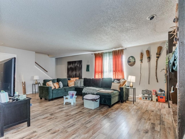 Building Photo - 6916 Woodlake Dr