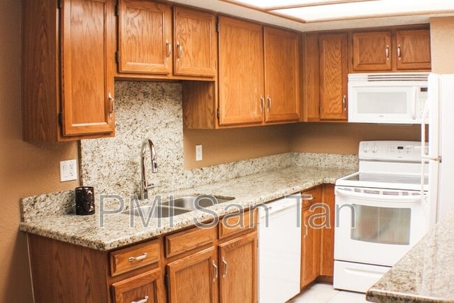 Building Photo - 2146 W Isabella Ave Unit 120