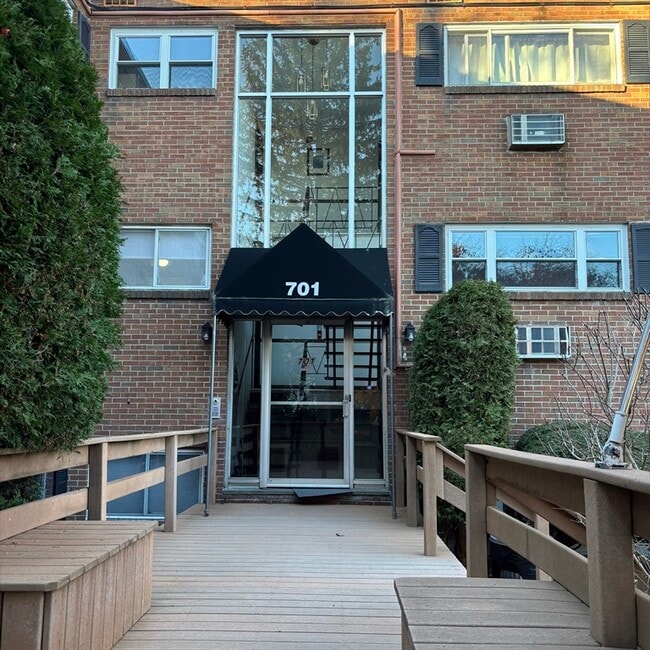 Building Photo - 701 Adams St Unit 9