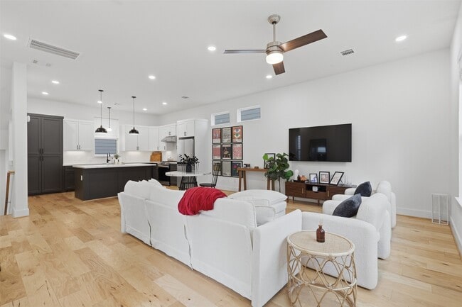 Photo - 714 W Donovan St