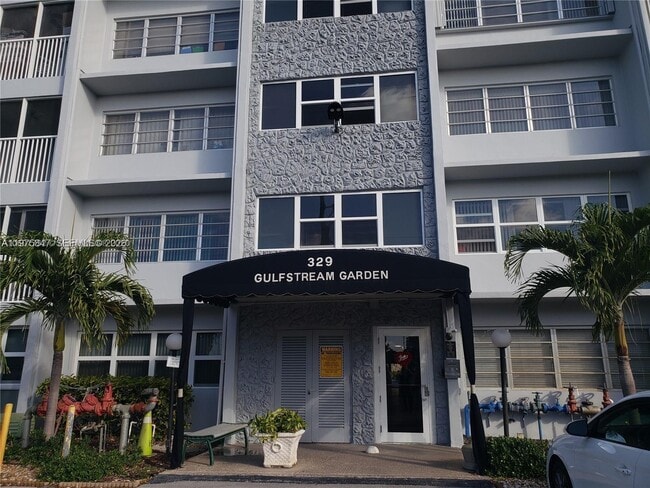 Building Photo - 329 SE 3rd St Unit 305S