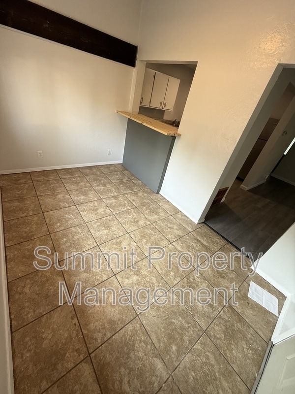 Photo - 1526 W 10th St
