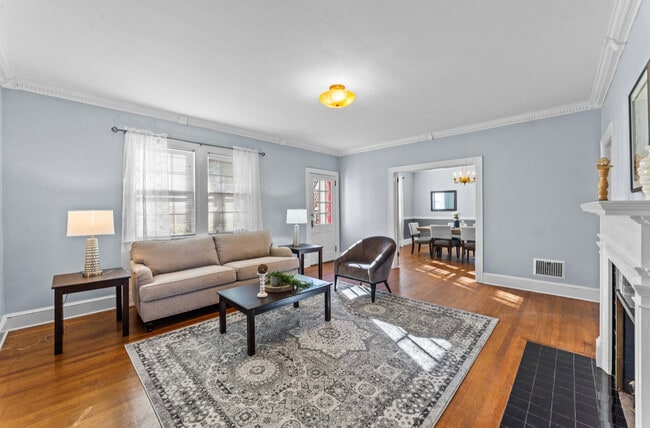 Photo - 2309 E 5th St