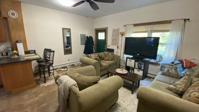 Building Photo - University Student Rental-Available for th... Unit 279  3