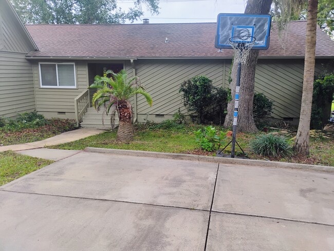 Building Photo - 3058 Bayshore Dr