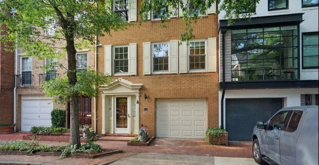 Building Photo - Beautifully Appointed Townhome in Historic Old Town Alexandria