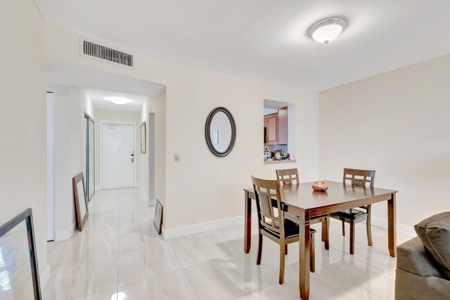 Photo - 14723 Cumberland Dr Unit 404 B