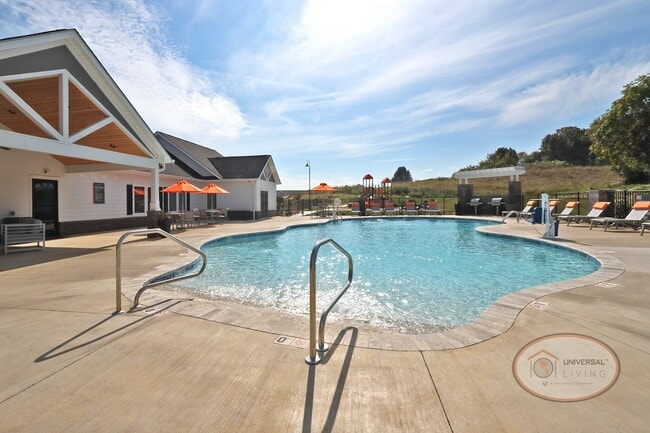 Zero-Entry Saltwater Swimming Pool - Universal at Mountain View Rental