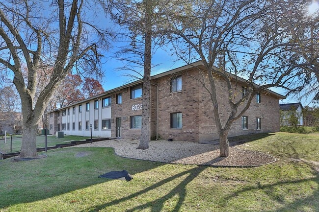 Building Photo - Wonderful 2BR in Peaceful Location 30 minu... Unit 6001-206 Rental