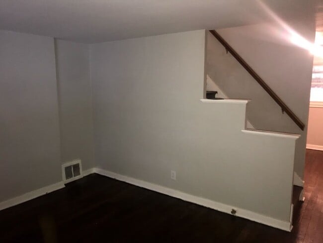 Photo - 2 Bedroom / 1 Bath Townhome + Garage -- Bellevue/Brighton Heights Area