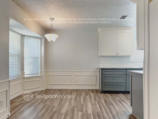 Photo - 340 NW Summercrest Blvd