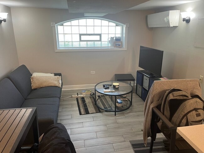 Building Photo - 5149 W Wellington Ave Unit 2