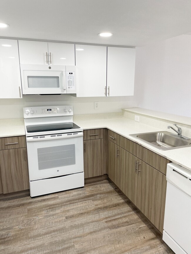 Kitchens with Quartz Countertops and Two-Toned Cabinetry