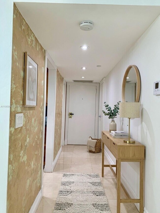 Photo - 555 NE 15th St Unidad 26G