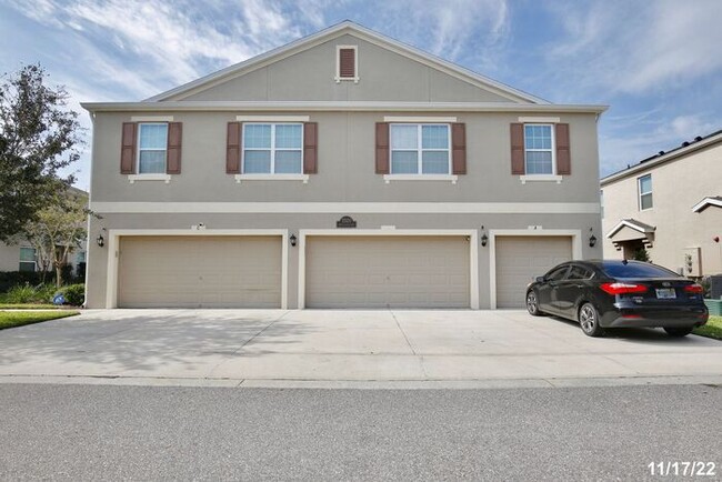 Spacious 3/2.5 Townhome with a 2 Car Garag... - Spacious 3/2.5 Townhome with a 2 Car Garag...