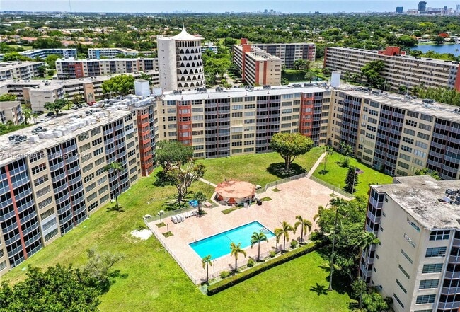 Photo - 1750 NE 191st St Unidad 100-1