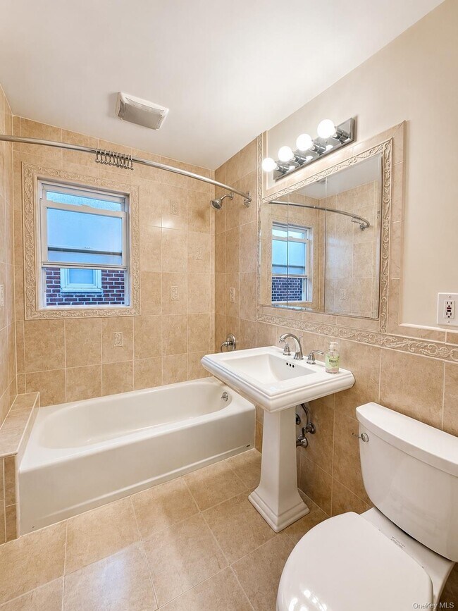 Photo - 61-34 76th St