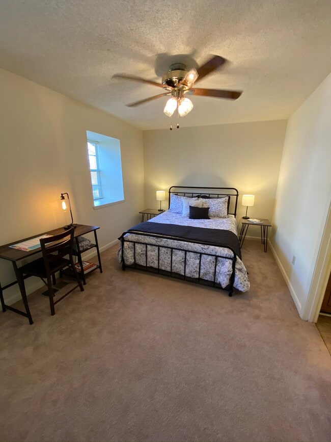 Alfombra nueva en dormitorios grandes con baños adjuntos. - 106 Michael Dr Unidad 106 Michael drive