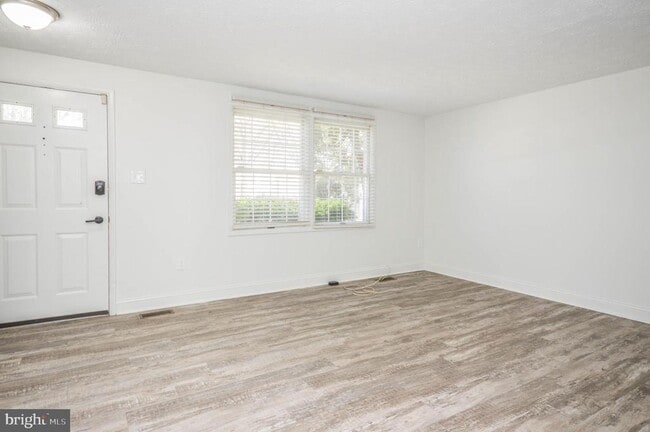 Building Photo - 14550 Farmcrest Pl