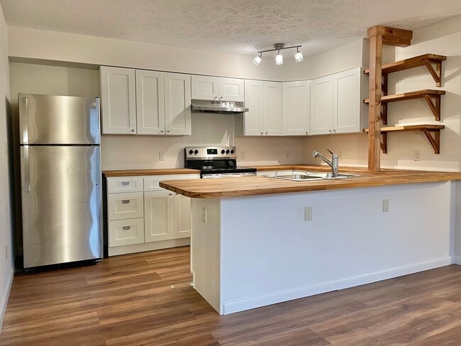 Building Photo - Freshly Renovated 1 bedroom convenient to ... Unit 12 Rental
