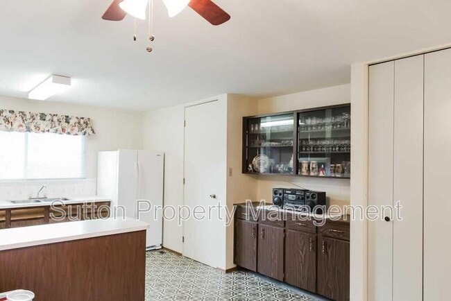 Photo - 9836-9881 AvenueKey 32