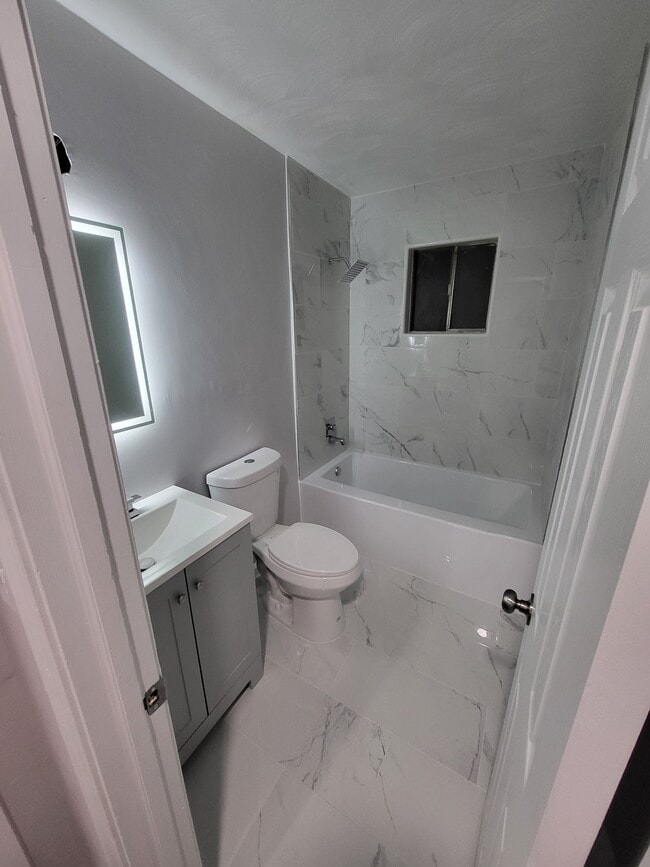 Photo - 6215 Edward St
