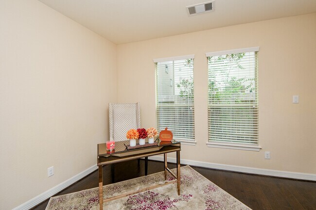 Photo - 446 N Live Oak St