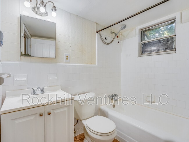 Building Photo - 6 Ronnie Ave Unit C