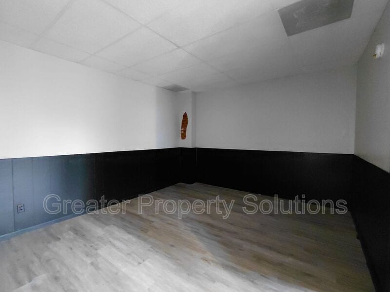 Photo - 416 1/2 Commercial Ave