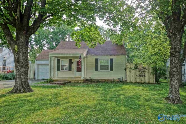 Building Photo - 2035 Vanderbilt Dr SW