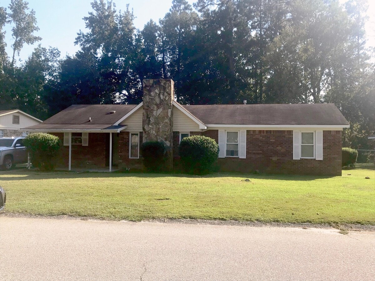 Adorable South Augusta Ranch Home with fen... - Adorable South Augusta Ranch Home with fen...