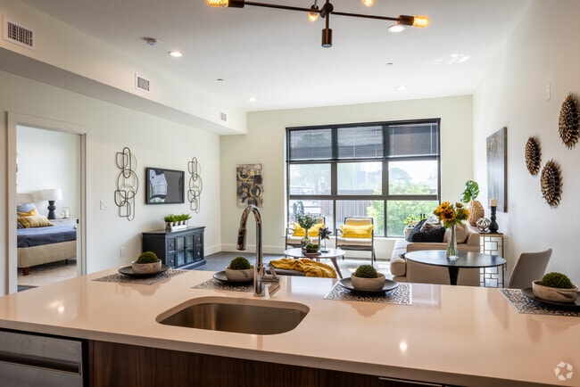 1BR, 1BA - 925SF