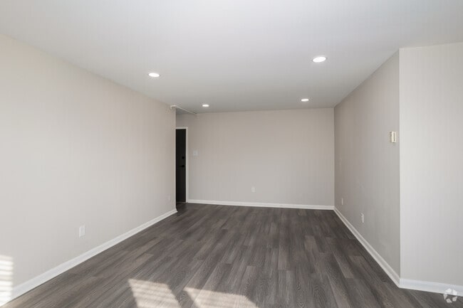 2BR, 2BA - Living Room - Borbeck Court