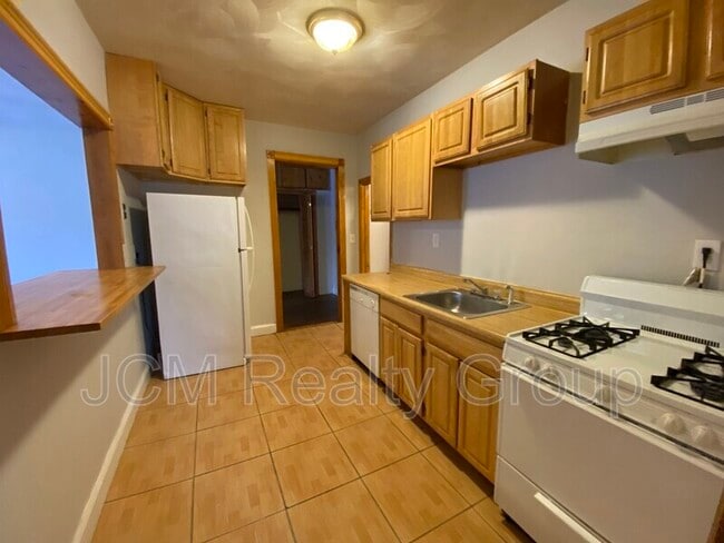 Building Photo - 35 Bradshaw St Unit 3 / 2nd Floor Rental