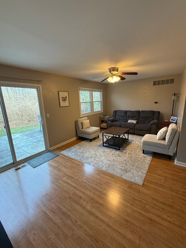 Photo - 7S478 Lynn Dr