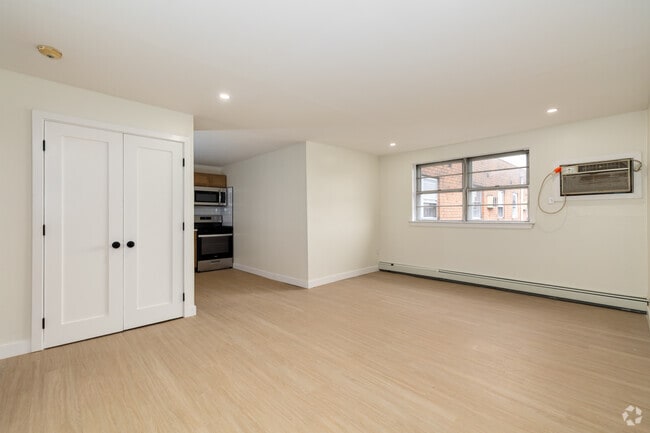 2BR, 1BA - 900SF - Large 2 Bedroom - Living Room
