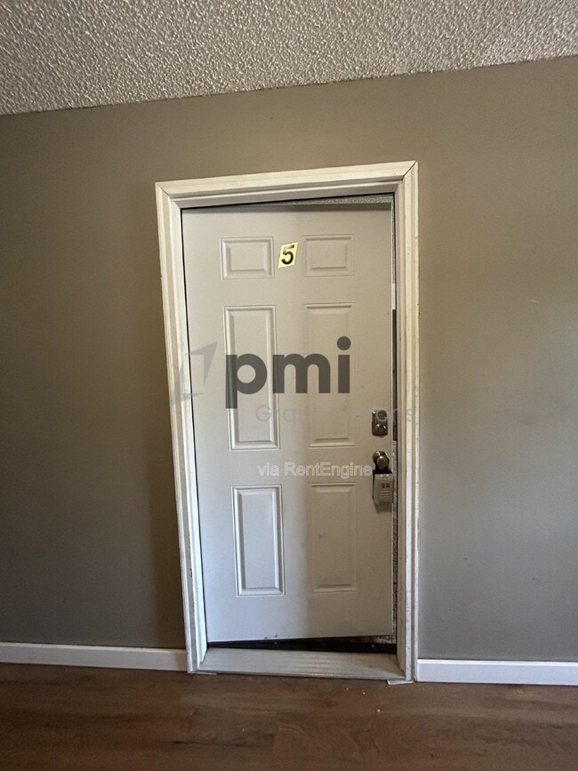 Building Photo - 24 W Buchanan Ave Unit 5