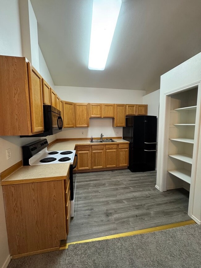 Photo - 100 Burton St