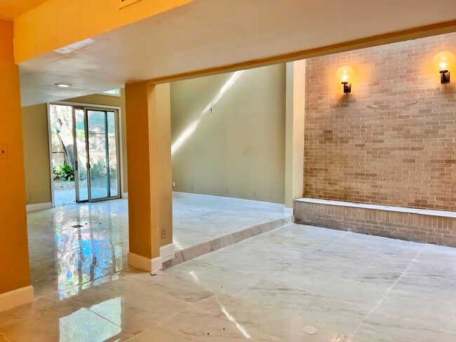 Photo - 4560 Bellaire Blvd