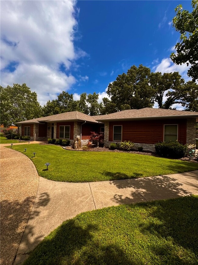 Photo - 723 N Lakeview Dr