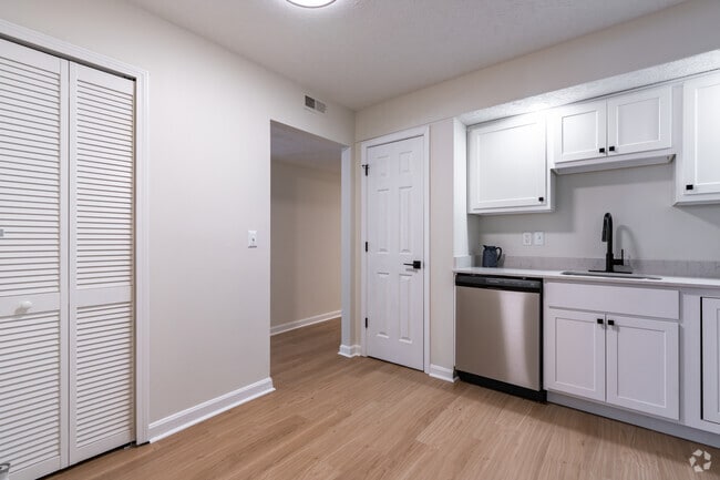 2BR, 2BA - 1,500SF - Kitchen - Lochwood Apartments
