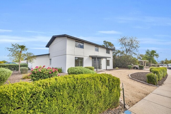 Photo - 6 Bedroom! 4 1/2 BATHS!  ASU! Diving Pool! Less than 1 mile to campus